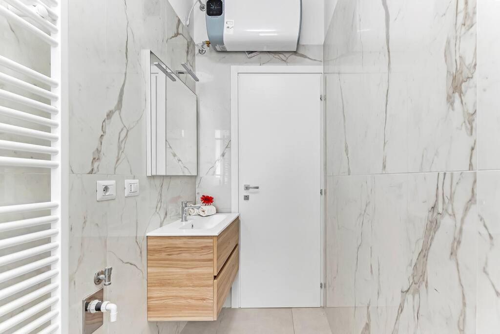 Alessia'S Flat - Caroli Apartment มิลาน ภายนอก รูปภาพ